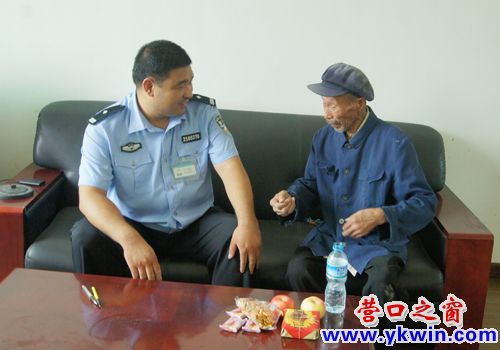監獄警官幫迷路老人找到親人