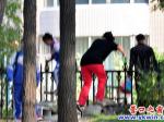 男女老少翻護(hù)欄 公園后門何時開