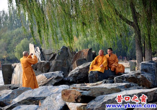 濱城風光美如畫，僧出寺門游金秋