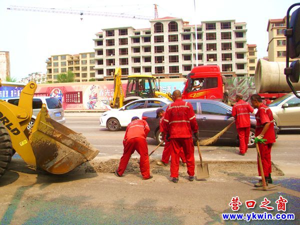 營口市政工人和建筑工人酷暑中照樣施工