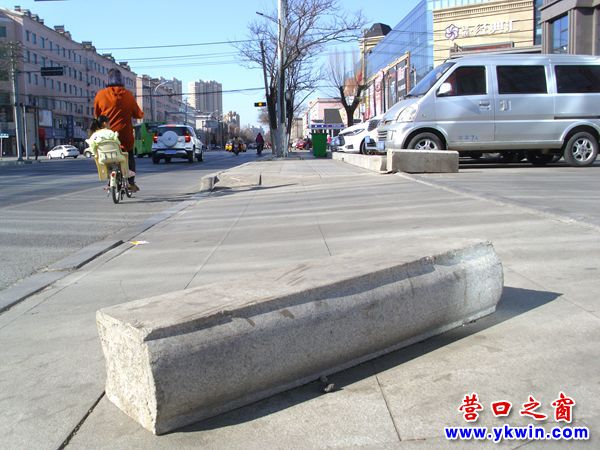 條石橫臥人行道 不知它要絆倒誰