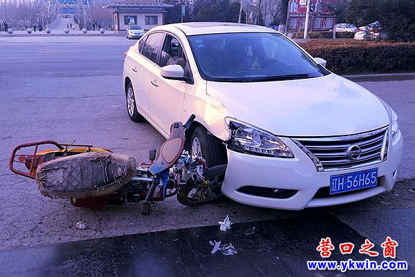 嚇人！一東風日產與摩托車相撞