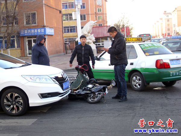 營口市一電動車倒在小轎車前