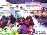 冬天，錦聯(lián)超市顧客休閑娛樂區(qū)成了老年人的天堂