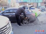 今晨，營口市府路陷阱卡住轎車后輪