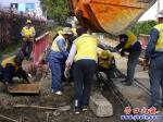營口市維修鐵路道口拆除伸縮護(hù)欄輪下鐵軌