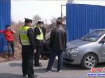 營口一男子過馬路遭私家車碾腳！
