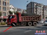 好險！新興大街一載重汽車行駛中前輪突然脫落