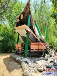 營(yíng)口市人民公園一涼亭突然塌了